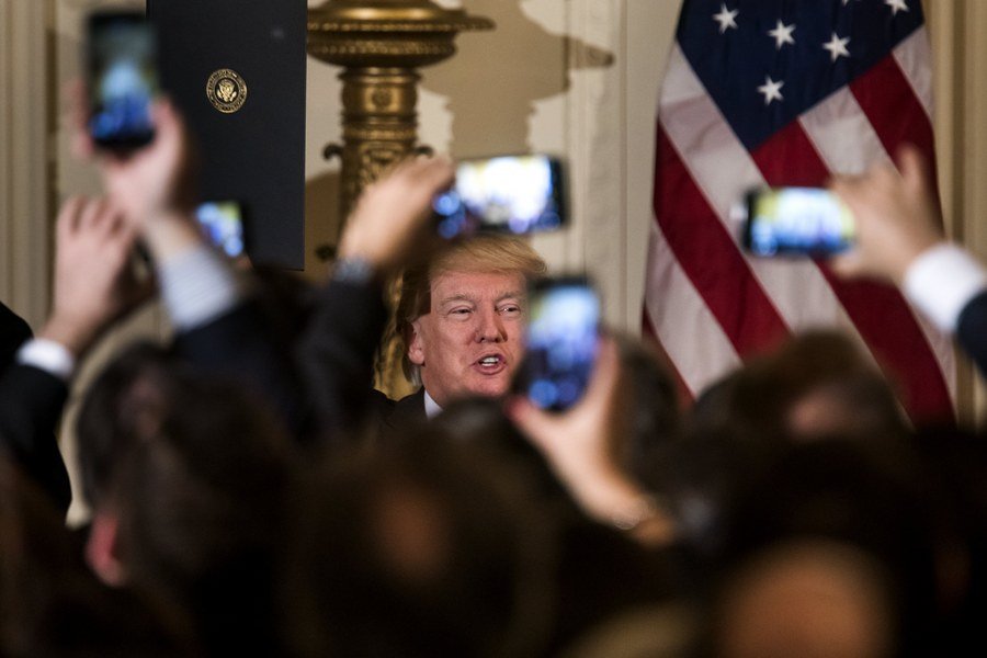 Τραμπ: Ι love the Greeks! -Μπουζούκια και κρητικοί χοροί στον Λευκό Οίκο [βίντεο] | iefimerida.gr 3