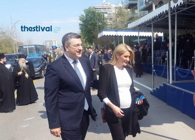 Με φουσκωμένη κοιλίτσα στην παρέλαση η σύζυγος του Απόστολου Τζιτζικώστα [εικόνες] | iefimerida.gr 0