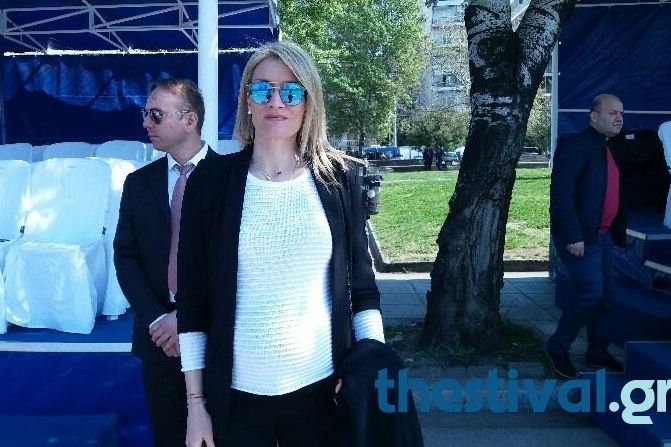 Με φουσκωμένη κοιλίτσα στην παρέλαση η σύζυγος του Απόστολου Τζιτζικώστα [εικόνες] | iefimerida.gr 1
