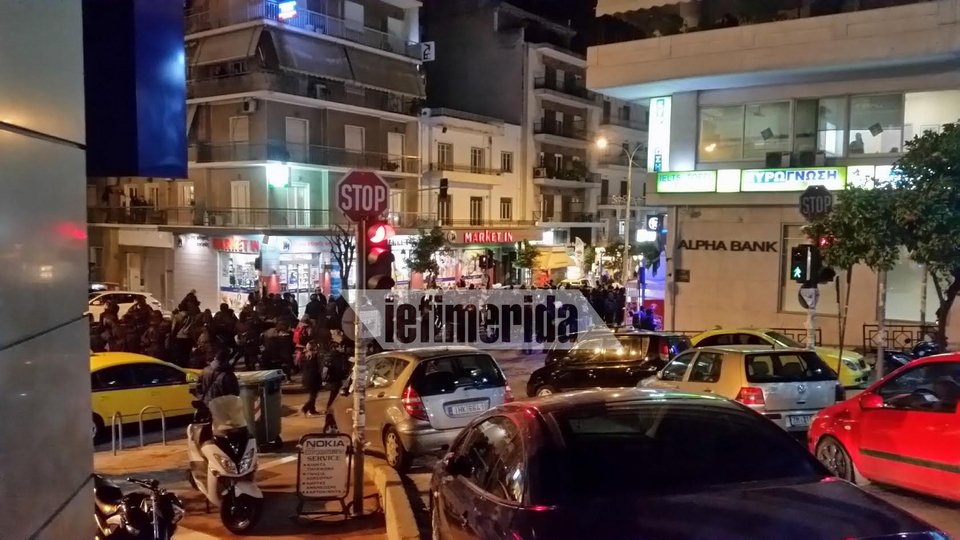 Πέτρες οδοφράγματα και χημικά στου Ζωγράφου -Στην πορεία αντιεξουσιαστών [εικόνες] | iefimerida.gr 5