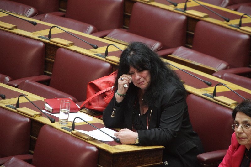 Ξέσπασε σε κλάματα στη Βουλή, η Αννα Βαγενά -Στη συζήτηση για τη δημιουργία αποτεφρωτηρίων | iefimerida.gr 0