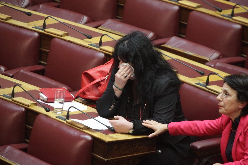 Ξέσπασε σε κλάματα στη Βουλή, η Αννα Βαγενά -Στη συζήτηση για τη δημιουργία αποτεφρωτηρίων | iefimerida.gr 1