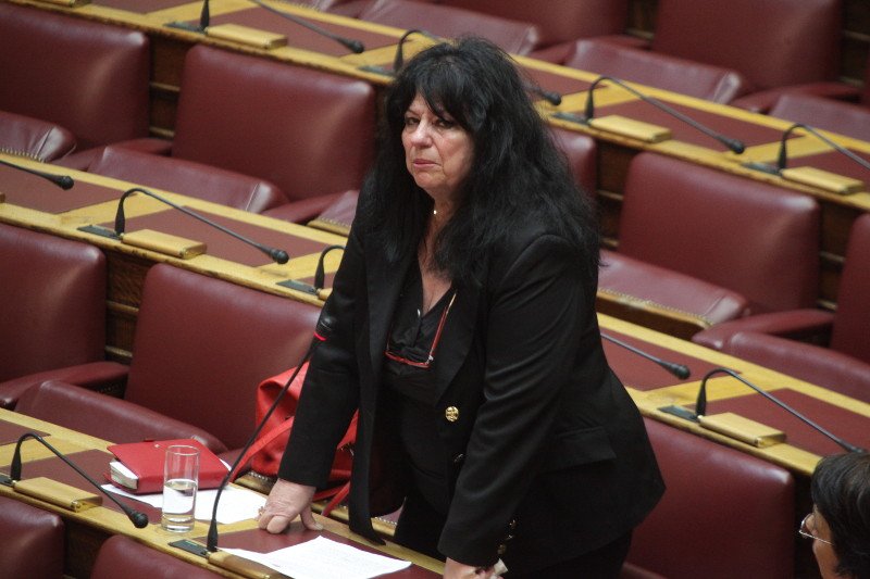 Ξέσπασε σε κλάματα στη Βουλή, η Αννα Βαγενά -Στη συζήτηση για τη δημιουργία αποτεφρωτηρίων | iefimerida.gr 2