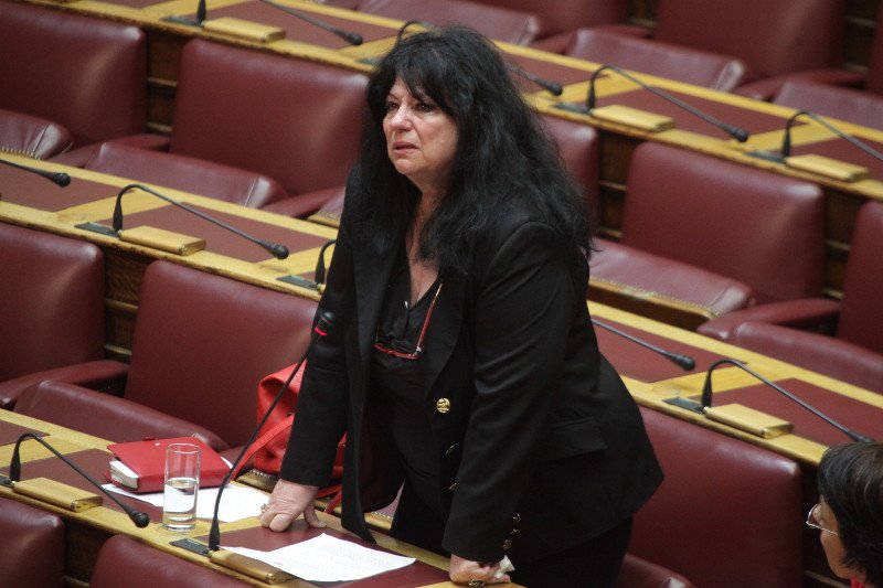 Ξέσπασε σε κλάματα στη Βουλή, η Αννα Βαγενά -Στη συζήτηση για τη δημιουργία αποτεφρωτηρίων | iefimerida.gr 3