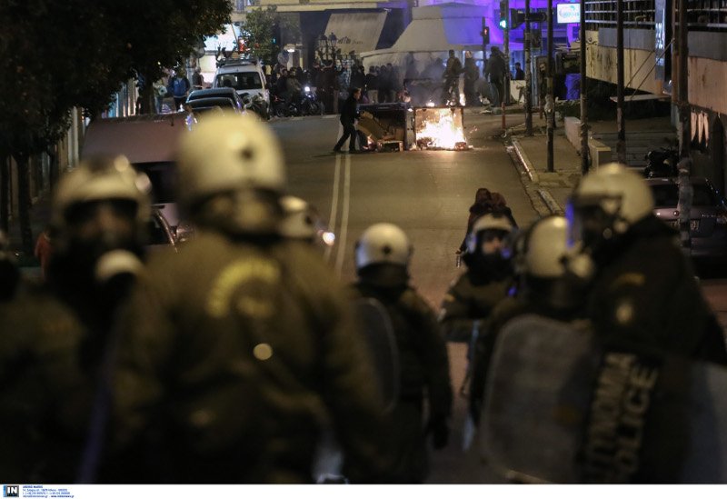 Πέτρες οδοφράγματα και χημικά στου Ζωγράφου -Στην πορεία αντιεξουσιαστών [εικόνες] | iefimerida.gr 4