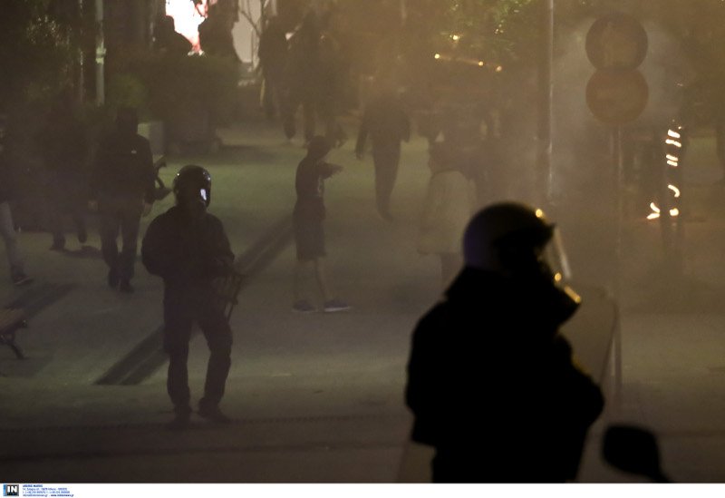 Πέτρες οδοφράγματα και χημικά στου Ζωγράφου -Στην πορεία αντιεξουσιαστών [εικόνες] | iefimerida.gr 1