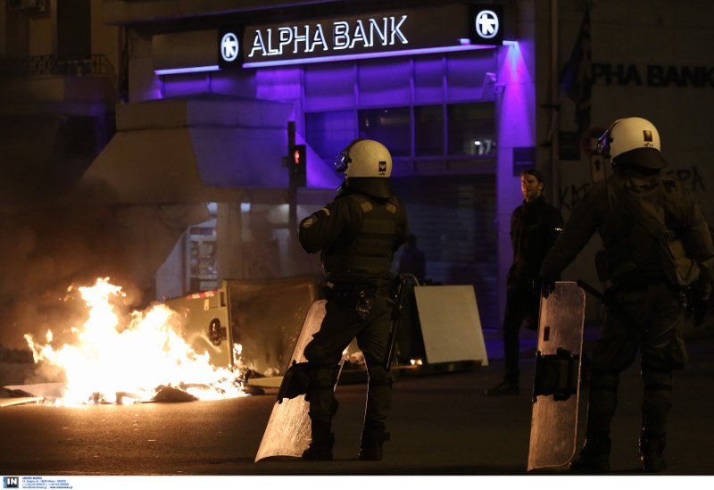 Πέτρες οδοφράγματα και χημικά στου Ζωγράφου -Στην πορεία αντιεξουσιαστών [εικόνες] | iefimerida.gr 0