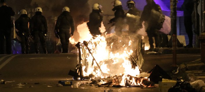 Πέτρες οδοφράγματα και χημικά στου Ζωγράφου -Στην πορεία αντιεξουσιαστών [εικόνες] | iefimerida.gr 2