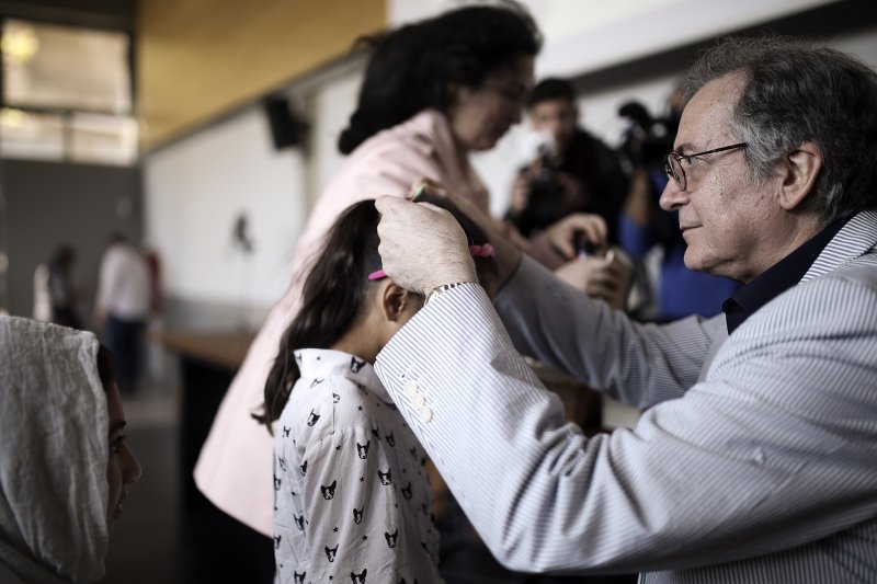 Ο Ευγένιος Τριβιζάς διάβασε παραμύθια στα προσφυγόπουλα [εικόνες] | iefimerida.gr 0