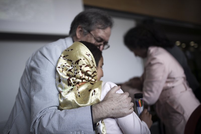 Ο Ευγένιος Τριβιζάς διάβασε παραμύθια στα προσφυγόπουλα [εικόνες] | iefimerida.gr 4