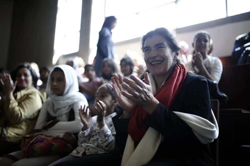 Ο Ευγένιος Τριβιζάς διάβασε παραμύθια στα προσφυγόπουλα [εικόνες] | iefimerida.gr 5