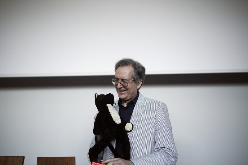 Ο Ευγένιος Τριβιζάς διάβασε παραμύθια στα προσφυγόπουλα [εικόνες] | iefimerida.gr 6