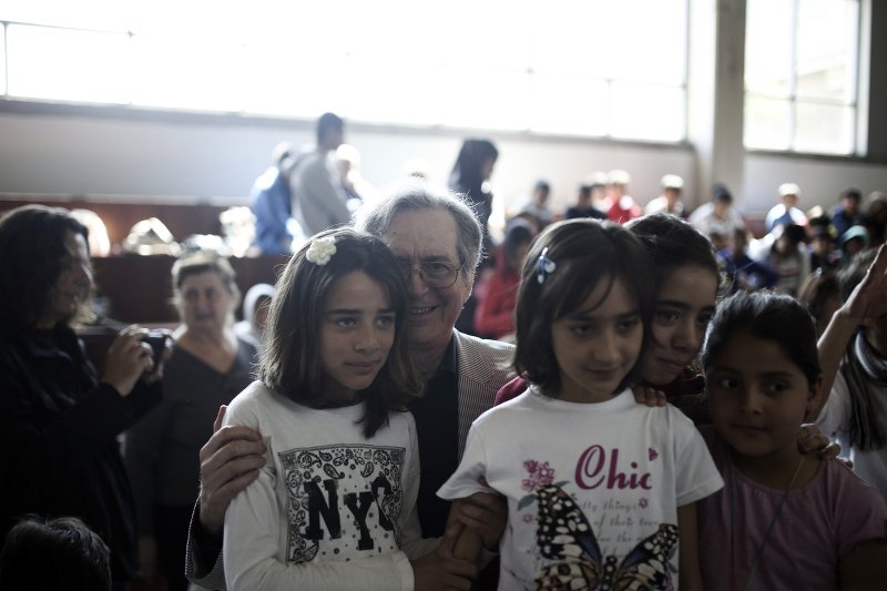 Ο Ευγένιος Τριβιζάς διάβασε παραμύθια στα προσφυγόπουλα [εικόνες] | iefimerida.gr 7