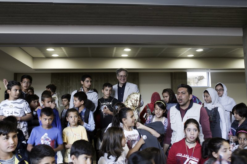 Ο Ευγένιος Τριβιζάς διάβασε παραμύθια στα προσφυγόπουλα [εικόνες] | iefimerida.gr 1