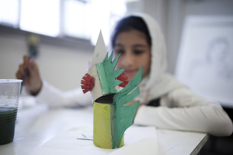 Ο Ευγένιος Τριβιζάς διάβασε παραμύθια στα προσφυγόπουλα [εικόνες] | iefimerida.gr 2