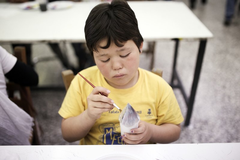 Ο Ευγένιος Τριβιζάς διάβασε παραμύθια στα προσφυγόπουλα [εικόνες] | iefimerida.gr 3