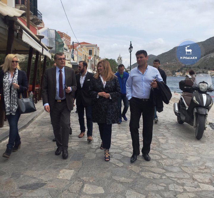 Στη Σύμη η Φώφη Γεννηματά - Κατέθεσε στεφάνι στο μνημείο του πατέρα της [εικόνες] | iefimerida.gr 3