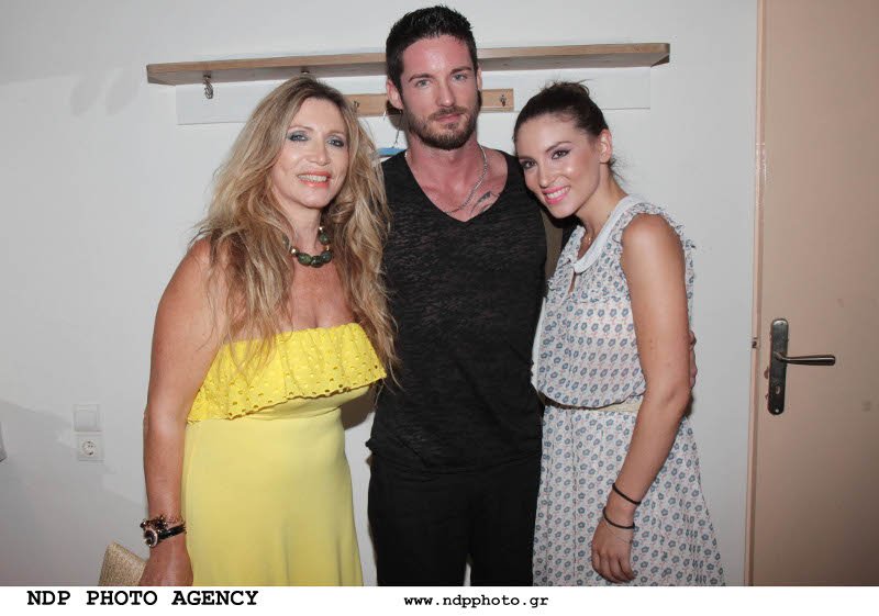 Ολόιδιες; Η όμορφη μητέρα της Αθηνάς Οικονομάκου [εικόνες] | iefimerida.gr 4