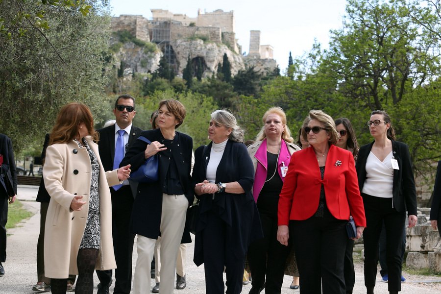 Οι σύζυγοι Παυλόπουλου-Σταϊνμάιερ για βόλτα στην Αρχαία Αγορά [εικόνες] | iefimerida.gr 0