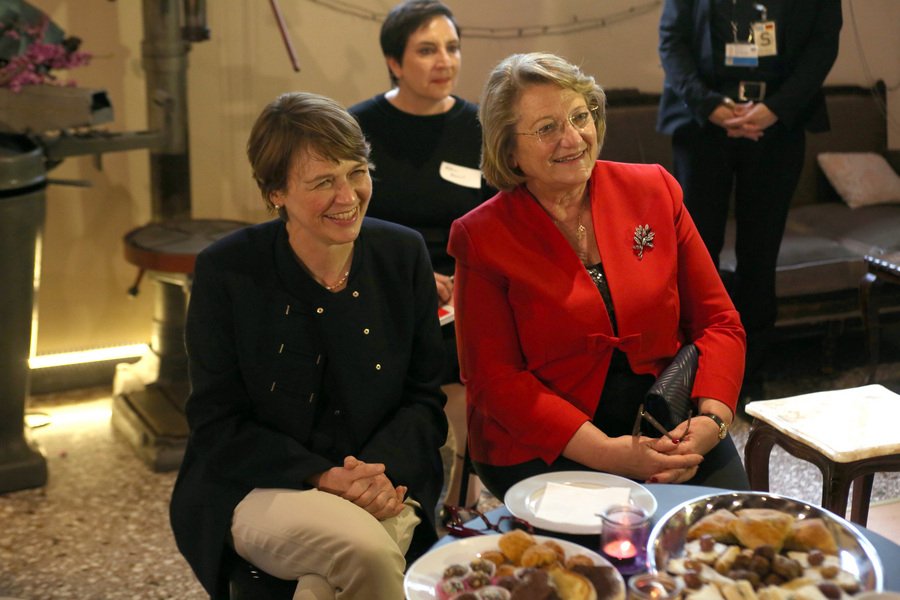 Οι σύζυγοι Παυλόπουλου-Σταϊνμάιερ για βόλτα στην Αρχαία Αγορά [εικόνες] | iefimerida.gr 3