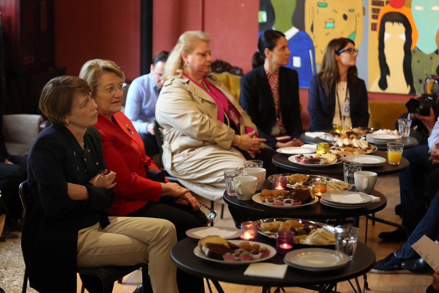 Οι σύζυγοι Παυλόπουλου-Σταϊνμάιερ για βόλτα στην Αρχαία Αγορά [εικόνες] | iefimerida.gr 5
