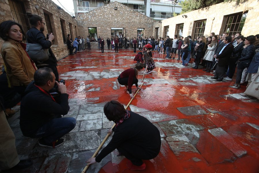 Μνήμες από την ομαδική εκτέλεση στο Μπλόκο της Κοκκινιάς στη documenta 14 [εικόνες]   | iefimerida.gr 1