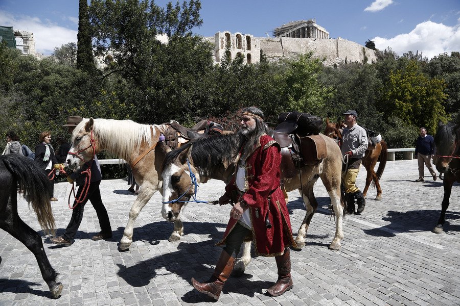 11 έφιπποι ξεκινούν για το Κάσελ της Γερμανίας -Θα διανύσουν 3.000 χλμ. με τα άλογά τους [εικόνες]  | iefimerida.gr 1