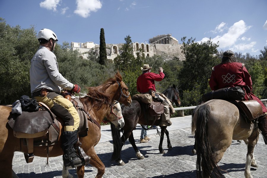 11 έφιπποι ξεκινούν για το Κάσελ της Γερμανίας -Θα διανύσουν 3.000 χλμ. με τα άλογά τους [εικόνες]  | iefimerida.gr 2