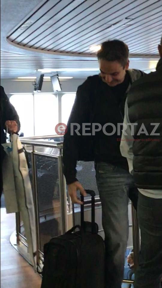 Στην Τήνο ο Κυριάκος Μητσοτάκης -Πρωινό ταξίδι με το πλοίο, στις αεροπορικές θέσεις [εικόνες] | iefimerida.gr 0