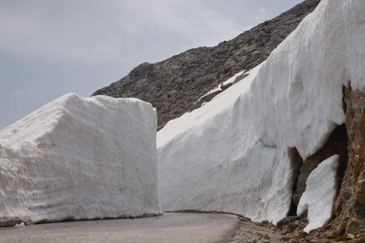 Βουνά χιονιού στον Ψηλορείτη -Απίστευτες εικόνες τέλη Απριλίου  | iefimerida.gr 0