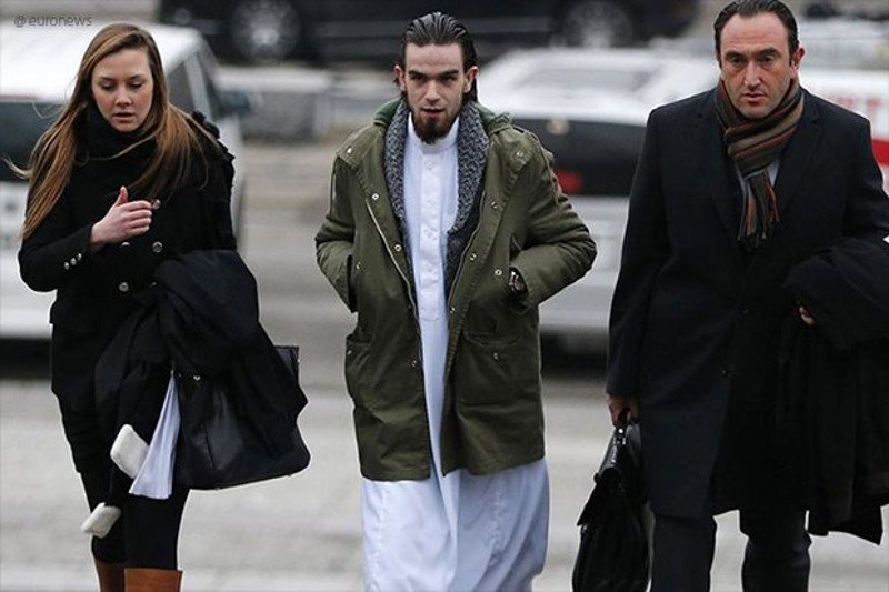 Σοκαριστική συνέντευξη μέλους του ISIS: Θέλω ο νόμος της σαρία να εφαρμοστεί στη Δύση [βίντεο-εικόνες] | iefimerida.gr 6