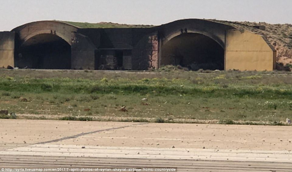 Η βάση του Ασαντ πριν και μετά το σφυροκόπημα από τους αμερικανικούς πυραύλους Τόμαχοκ [εικόνες] | iefimerida.gr 1