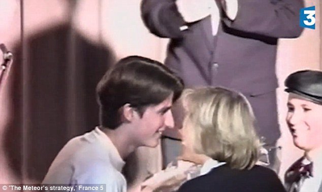 Το πρώτο φιλί τους -Ο 15χρονος Μακρόν φιλά την 40χρονη καθηγήτριά του [εικόνες & βίντεο] | iefimerida.gr 1