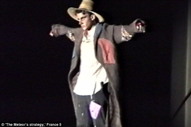 Το πρώτο φιλί τους -Ο 15χρονος Μακρόν φιλά την 40χρονη καθηγήτριά του [εικόνες & βίντεο] | iefimerida.gr 3