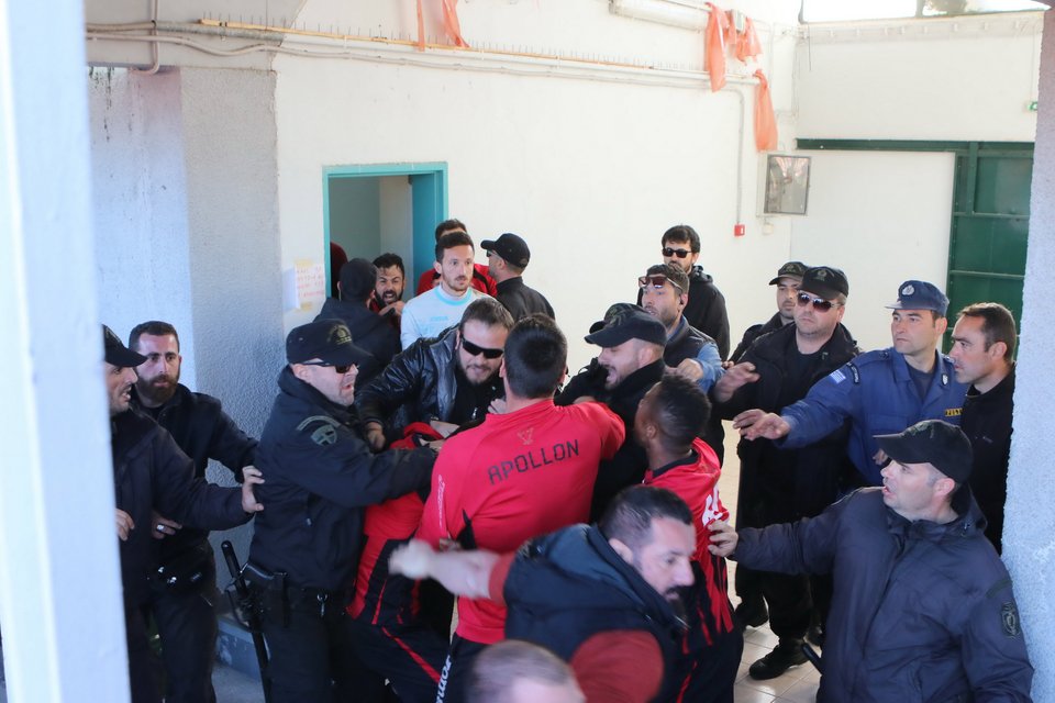 Απίστευτο ξύλο ανάμεσα σε ποδοσφαιριστές του Απόλλωνα Καλαμαριάς και αστυνομικούς της ΟΠΚΕ [εικόνες] | iefimerida.gr 5