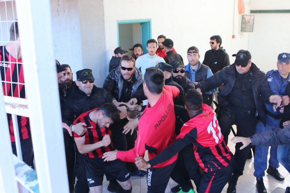 Απίστευτο ξύλο ανάμεσα σε ποδοσφαιριστές του Απόλλωνα Καλαμαριάς και αστυνομικούς της ΟΠΚΕ [εικόνες] | iefimerida.gr 4