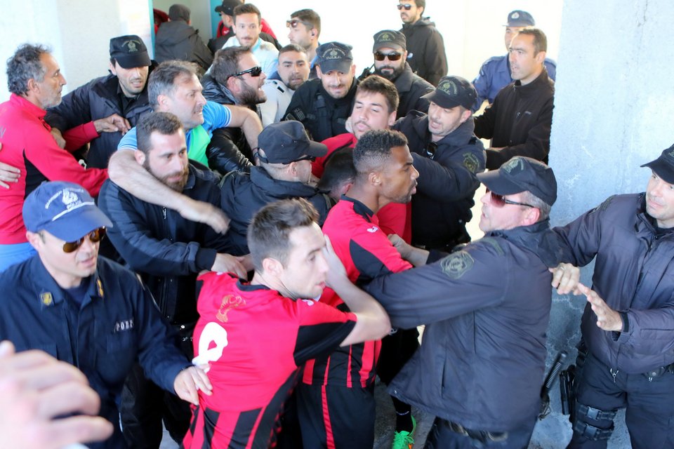 Απίστευτο ξύλο ανάμεσα σε ποδοσφαιριστές του Απόλλωνα Καλαμαριάς και αστυνομικούς της ΟΠΚΕ [εικόνες] | iefimerida.gr 3