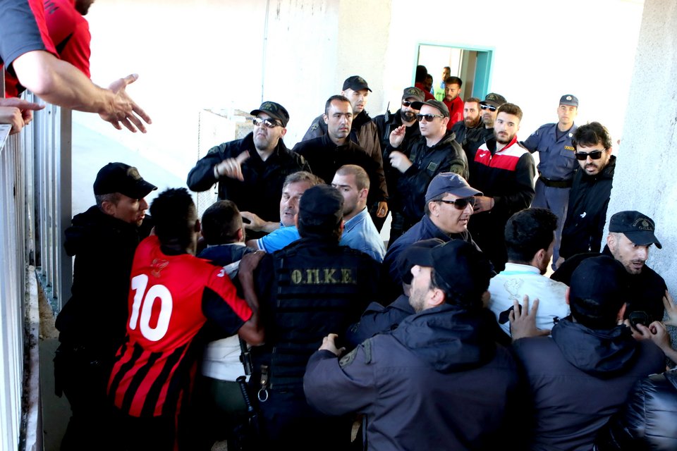 Απίστευτο ξύλο ανάμεσα σε ποδοσφαιριστές του Απόλλωνα Καλαμαριάς και αστυνομικούς της ΟΠΚΕ [εικόνες] | iefimerida.gr 2