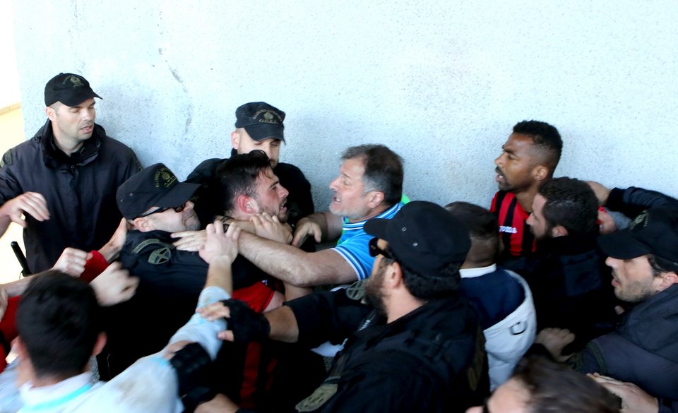 Απίστευτο ξύλο ανάμεσα σε ποδοσφαιριστές του Απόλλωνα Καλαμαριάς και αστυνομικούς της ΟΠΚΕ [εικόνες] | iefimerida.gr 1