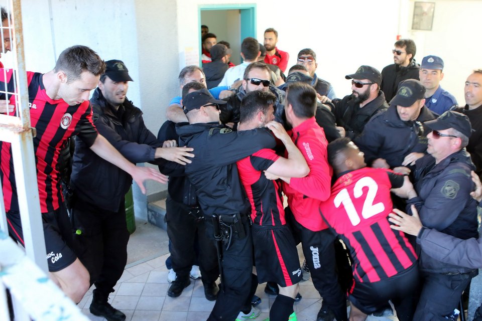 Απίστευτο ξύλο ανάμεσα σε ποδοσφαιριστές του Απόλλωνα Καλαμαριάς και αστυνομικούς της ΟΠΚΕ [εικόνες] | iefimerida.gr 0