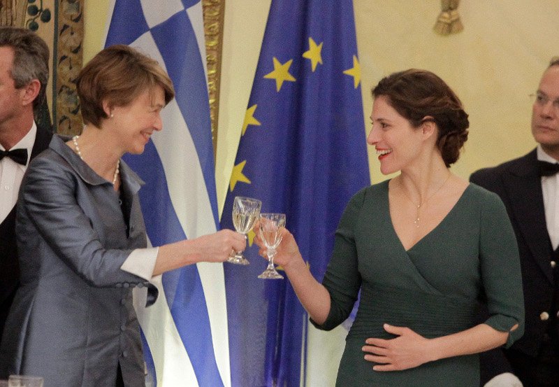 Με κρουαζέ φόρεμα και nude γόβες η Περιστέρα στο Προεδρικό Μέγαρο -Στο δείπνο για τον Γερμανό Πρόεδρο [εικόνες] | iefimerida.gr 2