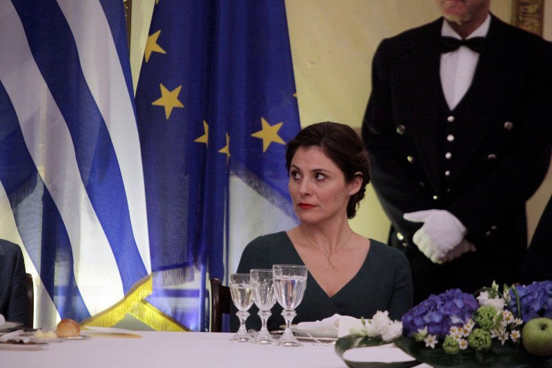 Με κρουαζέ φόρεμα και nude γόβες η Περιστέρα στο Προεδρικό Μέγαρο -Στο δείπνο για τον Γερμανό Πρόεδρο [εικόνες] | iefimerida.gr 1