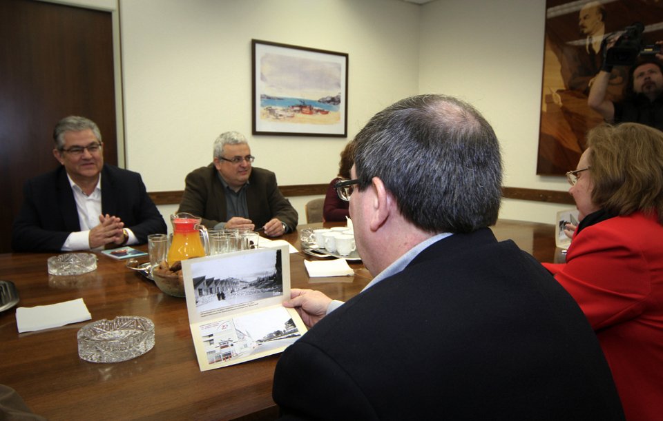 Στον Περισσό ο Κουβανός ΥΠΕΞ: Μετέφερε τους χαιρετισμούς του Ραούλ Κάστρο [εικόνες]  | iefimerida.gr 1