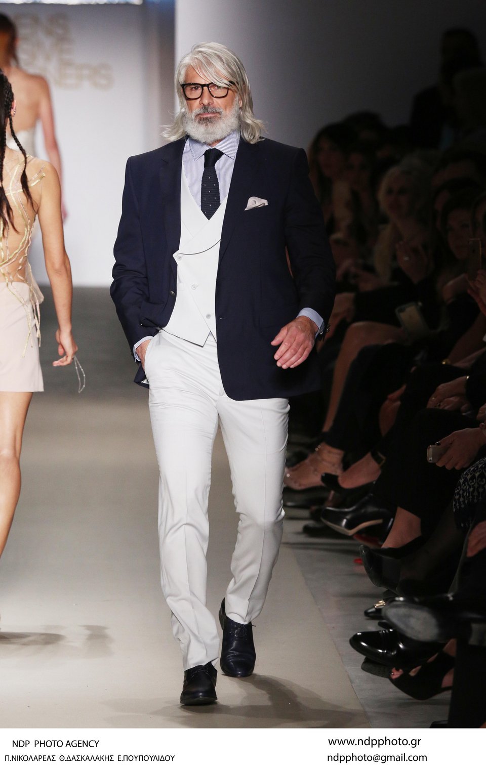 Η απίστευτη αλλαγή του Μάνου Πίντζη -Μοιάζει με μοντέλο από την Ιταλία [εικόνες] | iefimerida.gr 0