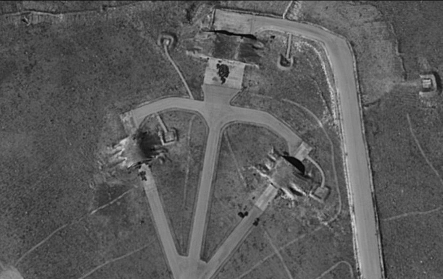 Η βάση του Ασαντ πριν και μετά το σφυροκόπημα από τους αμερικανικούς πυραύλους Τόμαχοκ [εικόνες] | iefimerida.gr 4