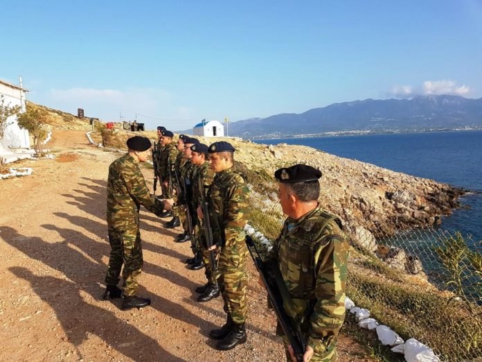 Στην Καλόλιμνο διανυκτέρευσε ο αρχηγός ΓΕΣ -Αντάλλαξε ευχές με τους στρατιώτες [εικόνες & βίντεο] | iefimerida.gr 1