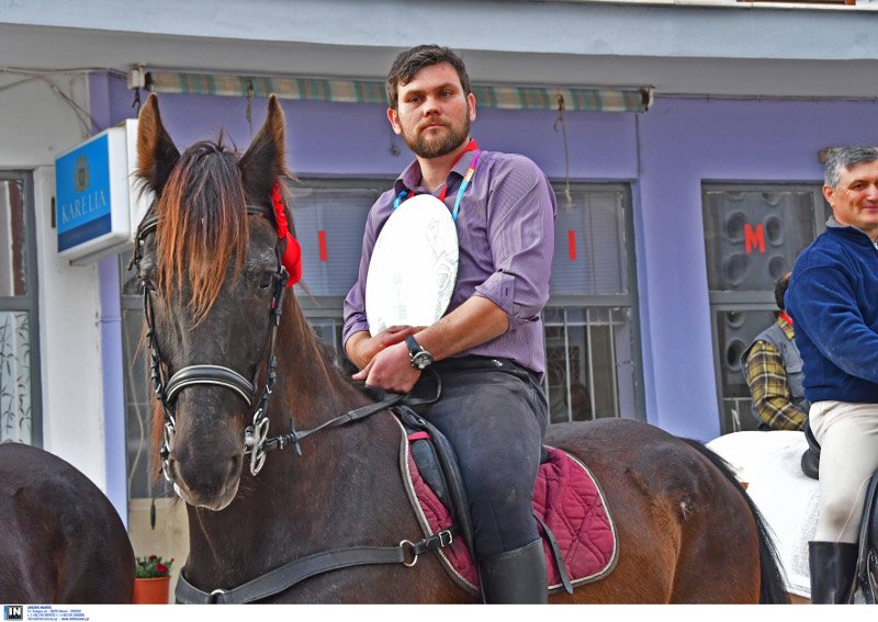 Λιτανεία της εικόνας του Αγίου Γεωργίου με άλογα στα Λευκάκια Ναυπλίου [εικόνες] | iefimerida.gr 0