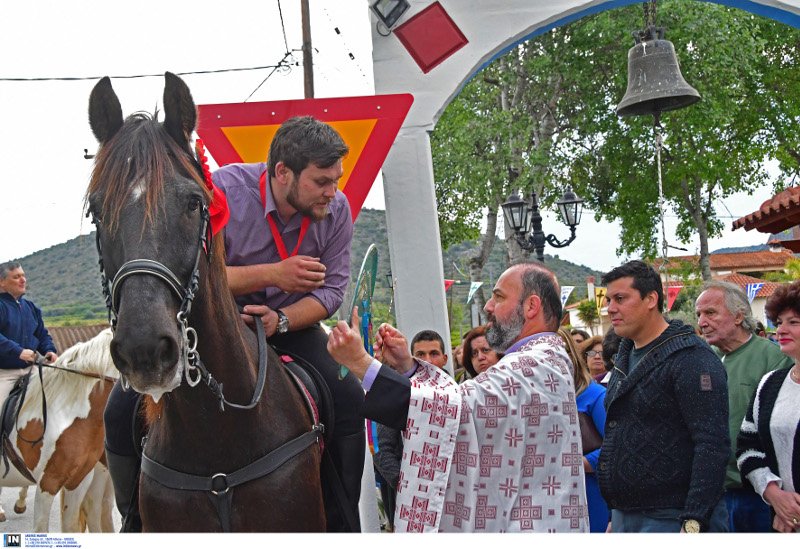 Λιτανεία της εικόνας του Αγίου Γεωργίου με άλογα στα Λευκάκια Ναυπλίου [εικόνες] | iefimerida.gr 2