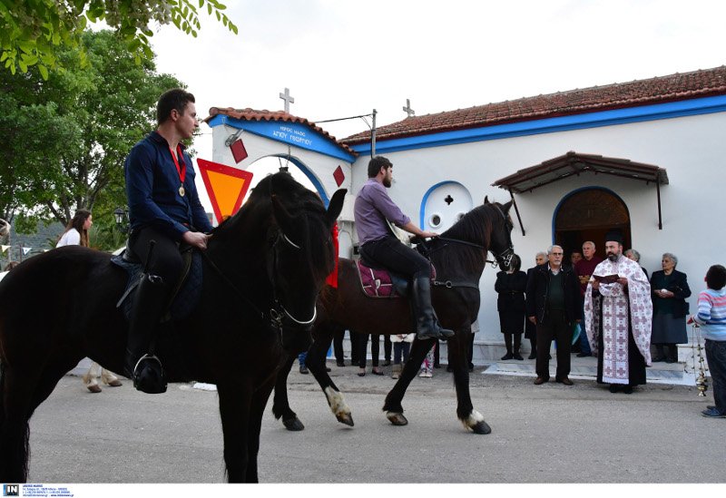 Λιτανεία της εικόνας του Αγίου Γεωργίου με άλογα στα Λευκάκια Ναυπλίου [εικόνες] | iefimerida.gr 1