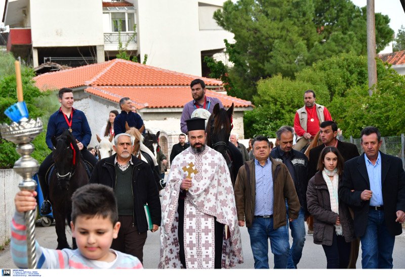Λιτανεία της εικόνας του Αγίου Γεωργίου με άλογα στα Λευκάκια Ναυπλίου [εικόνες] | iefimerida.gr 3